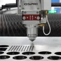 Geschlossener Laserschneidemaschine mit Exchange -Arbeitstable